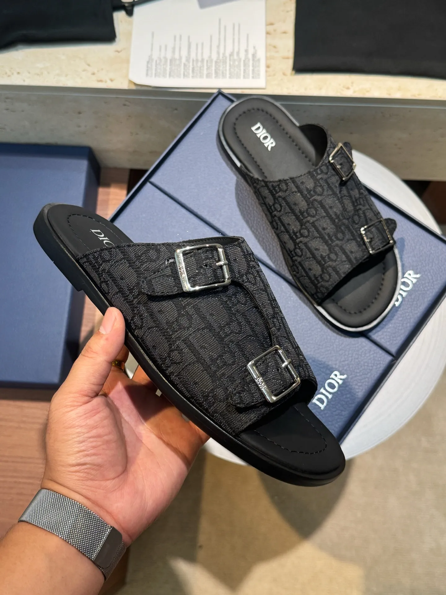 Men's shoes 💰: 340💰 Made in Dongguan. Purchasing-grade top version (Dior) Alia men's leather slippers. This Alias ​​sandal is a new summer product, showing a casual and elegant style. Carefully crafted with grained cow leather, Oblque printed fabric, and cowhide lining! Cross-strap design with metal-clad brass CD Diamnd logo. The imported cowhide leather and rubber soles add sophistication and comfort, and are decorated with Obliue print-effect non-slip panels for added style! -Suitable for outdoor drivers driving shoes🚗. -Size: 39-44 (38.45 customized).